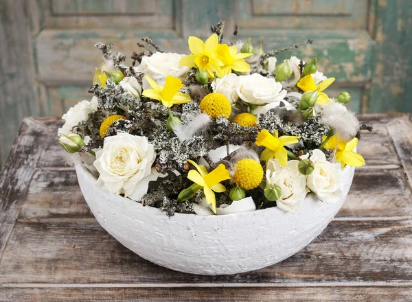Весняна квіткова композиція з нарцисами та білими трояндами . — стокове фото