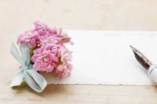 ピンク色のカランコエ対花の美しい小さな花束、 — ストック写真