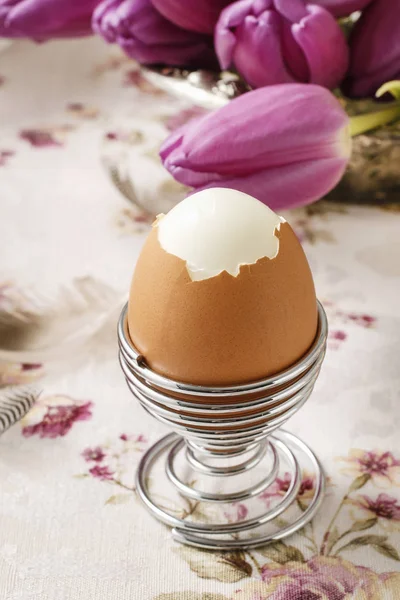 Easter egg and violet tulips on the table. — Stock Photo, Image