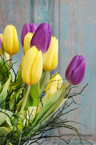 Ramo de tulipanes amarillos y violetas . — Foto de Stock