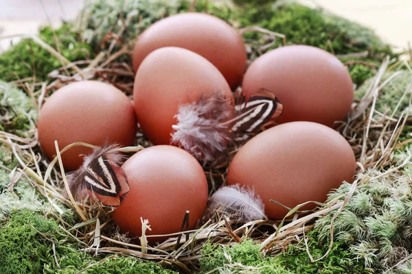 Yosun çelenk, saman ve yumurta ile Paskalya masası dekorasyonu. 