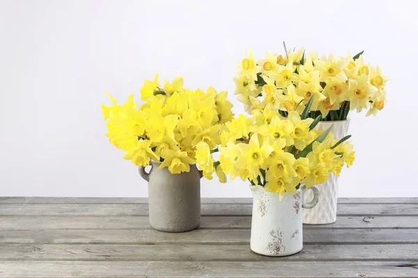 Narcisos brillantes, decoración de Pascua . —  Fotos de Stock