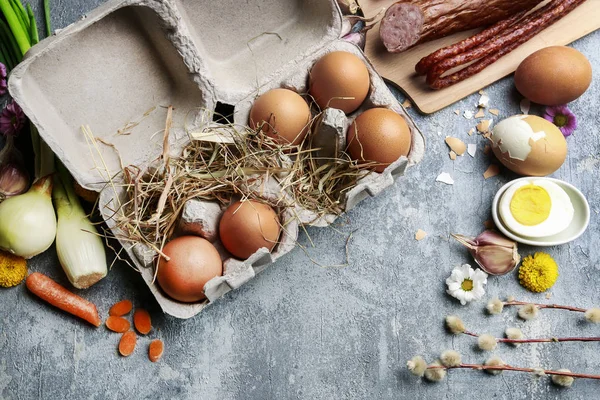 Αυγά, ψωμί, καπνιστό λουκάνικο και λαχανικά. Πασχαλινό φαγητό — Φωτογραφία Αρχείου