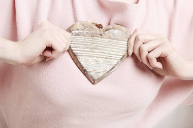 Tahta kalp tutan kadın