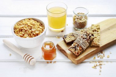 Kurutulmuş meyve, müsli bar, bal ve portakal suyu ile kahvaltı