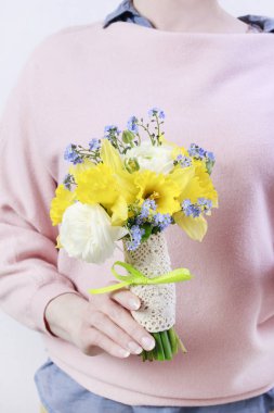 Nasıl Daffodils, Ranunculus ve g grafiklerine ile bir bahar buket yapmak