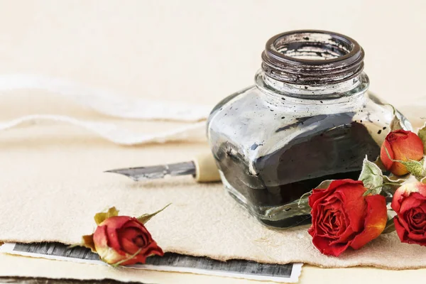 Tinta, caneta e rosas secas no fundo de papel vintage. Amor. — Fotografia de Stock
