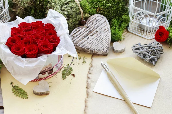 Valentinstag-Dekoration: Schachtel mit roten Rosen — Stockfoto