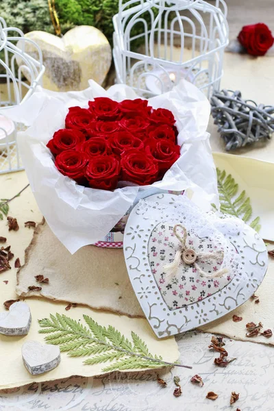 Διακόσμηση ημέρα του Αγίου Βαλεντίνου: κουτί με κόκκινα τριαντάφυλλα — Φωτογραφία Αρχείου