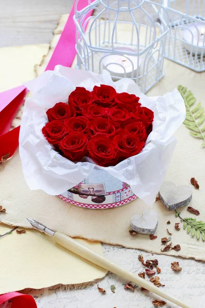 Декорации ко Дню Святого Валентина: коробка с красными розами — стоковое фото