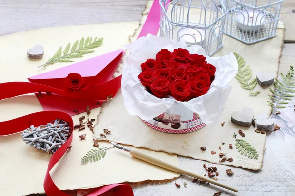 Walentynki dekoracje: pudełko z czerwonymi róż — Zdjęcie stockowe