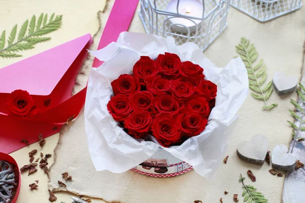 Valentine's Day decorations: box with red roses — Stock Photo, Image