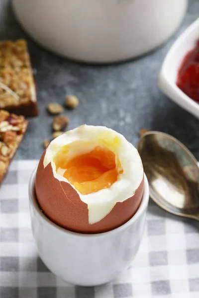 Huevo cocido en la mesa del desayuno . — Foto de Stock