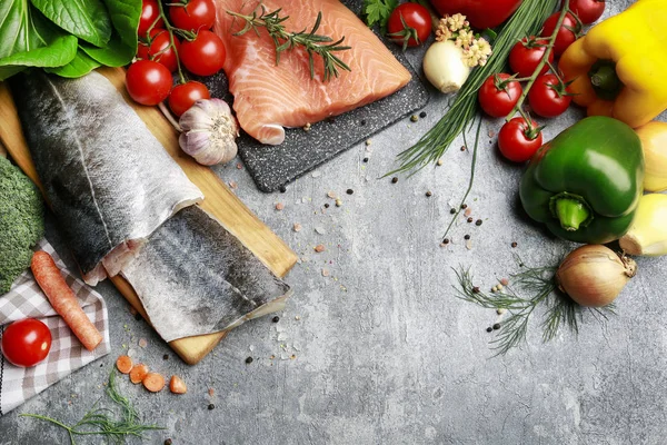 Raw salmon fillet and colorful vegetables on grey stone backgrou — Stock Photo, Image