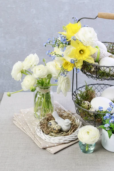 Påskbord dekoration med blommor och mossa. — Stockfoto