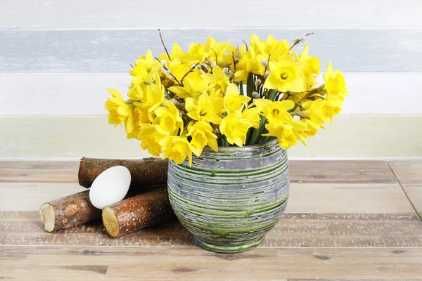 Bouquet de jonquilles jaunes sur table en bois . — Photo