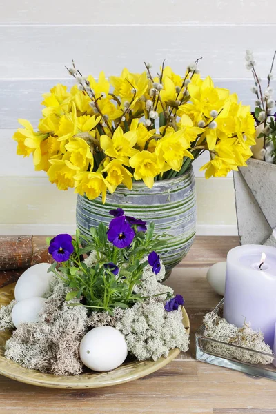 Bouquet of yellow daffodils and floral arrangement with pansy fl — Stock Photo, Image