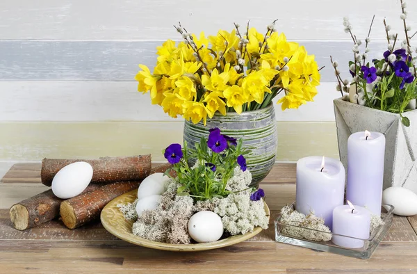 Bouquet of yellow daffodils and floral arrangement with pansy fl — Stock Photo, Image