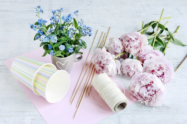 Woman arranging bouquets with peonies and forget-me-not flowers — Stock Photo, Image