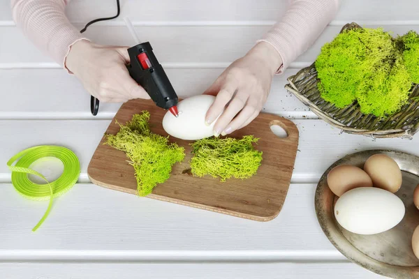 Как сделать пасхальные яйца украшенные мохом и лентами — стоковое фото