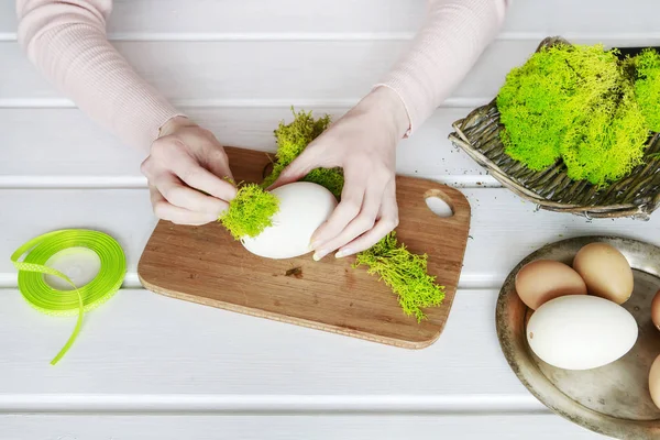 How to make Easter eggs decorated with moss and ribbons — Stock Photo, Image