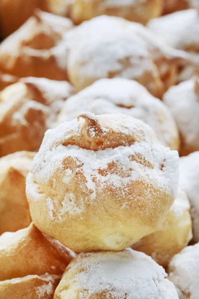 Pila de pequeños pasteles de eclair rellenos con crema de vainilla . —  Fotos de Stock