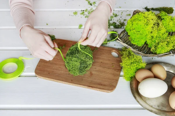 Cómo hacer huevos de Pascua decorados con musgo y cintas — Foto de Stock