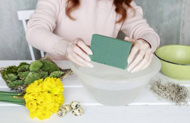 Nasıl c içinde nergis ve yosun ile Paskalya masa dekorasyonu yapmak