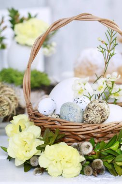Karanfil yapılmış çelenk ile süslenmiş yumurta Paskalya sepeti