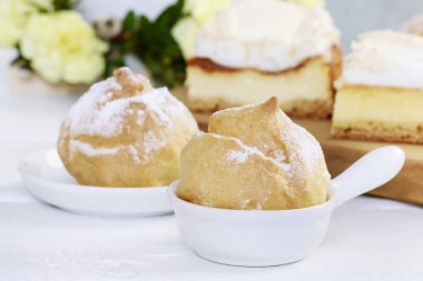 Vanilya krem ve geleneksel peynir CA ile dolu Eclair kek