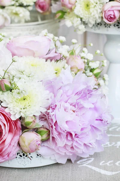 Blomsterarrangemang med rosa pioner, små rosor, krysantemum — Stockfoto