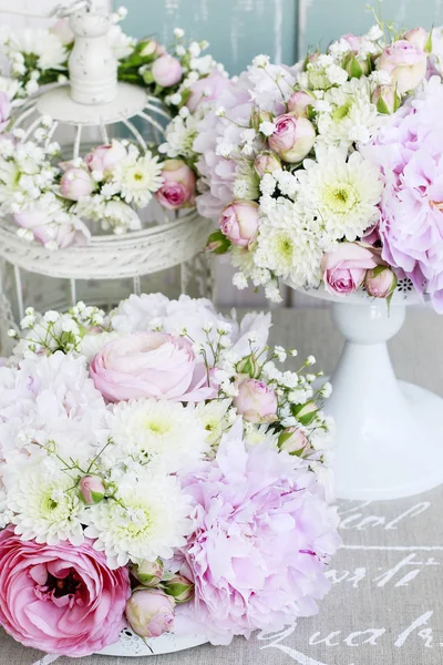 插花与粉红牡丹、 小玫瑰、 菊花 — 图库照片