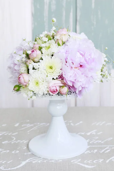 Arranjo floral com peônias rosa, rosas minúsculas, crisântemos — Fotografia de Stock