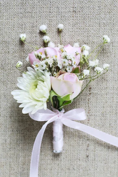 Boutonniere de boda con rosa, ranúnculo y crisán blanco —  Fotos de Stock