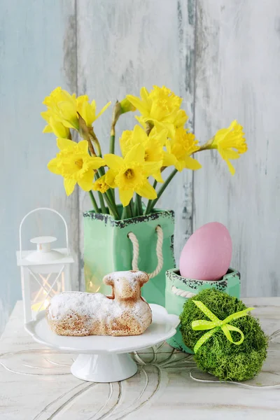 Mesa de Páscoa com bolo de cordeiro, buquê de narcisos e pintado, por exemplo — Fotografia de Stock