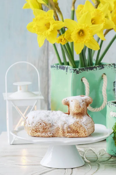 Easter table with lamb cake, bouquet of daffodils and painted eg — Stock Photo, Image