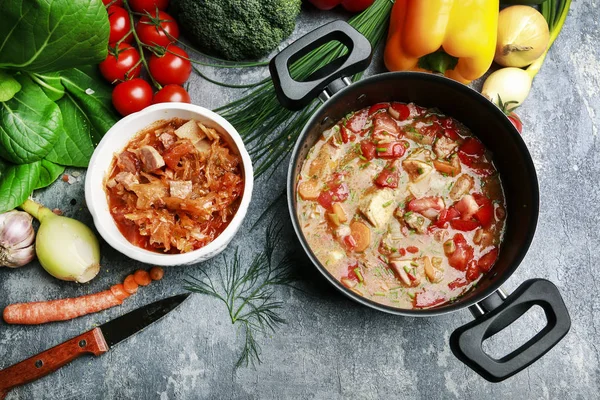 Gulášová polévka a barevná zelenina. — Stock fotografie