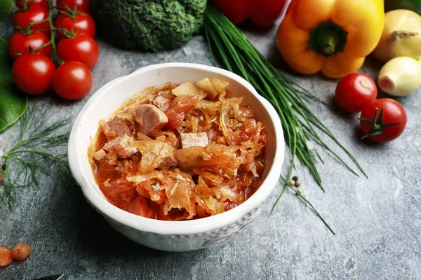 Sopa de goulash e legumes coloridos . — Fotografia de Stock