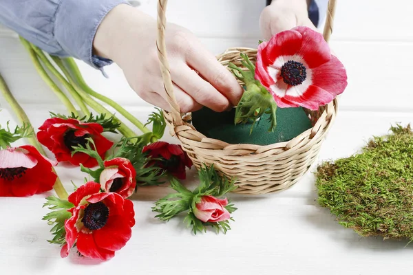 Como fazer o presente adorável do Dia das Mães com flores de anêmona vermelha — Fotografia de Stock