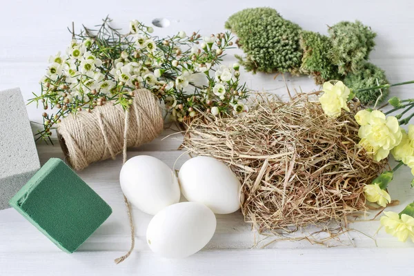 Mesa central de Pascua con claveles, flores de cera, musgo y — Foto de Stock