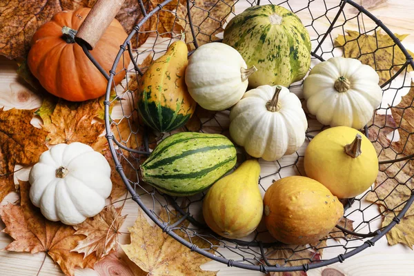 Calabazas y hojas coloridas sobre fondo de madera . — Foto de Stock