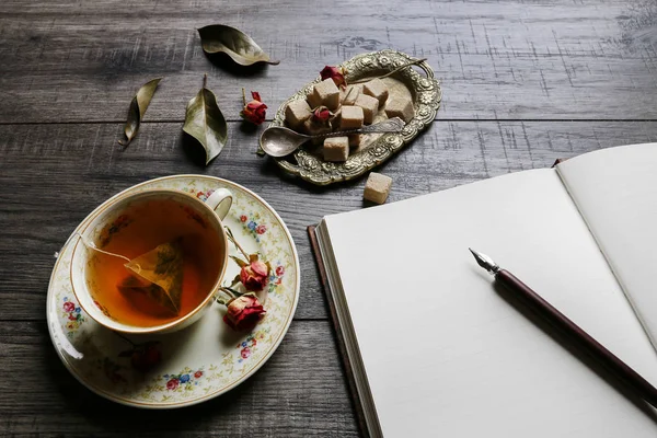 Otwarty pamiętnik i filiżanka herbaty — Zdjęcie stockowe