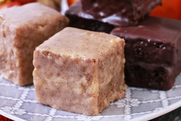 Peperkoek blokjes in chocolade, zoete dessert — Stockfoto