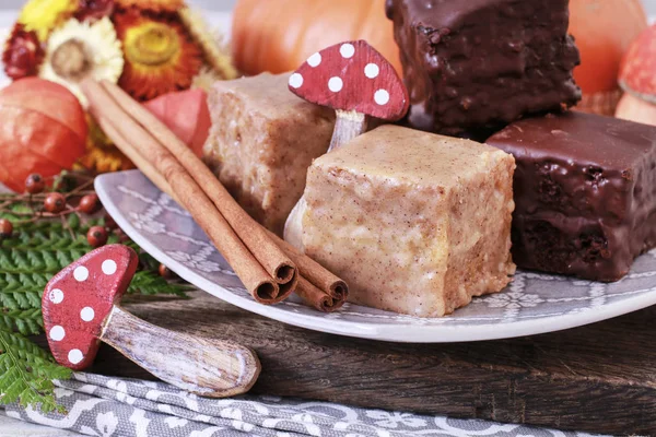 Cubes de pain d'épice au chocolat, dessert sucré — Photo