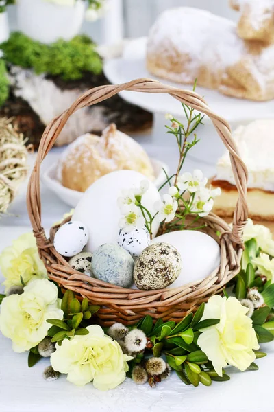 カーネーションで作られた花輪で飾られた卵のイースターバスケット — ストック写真
