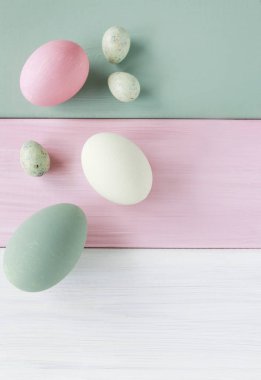 Çizgili ahşap arka planda Paskalya yumurtaları.