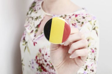 Almanya bayrağı düğme rozeti üzerine baskılı, kadın tarafından tutarak