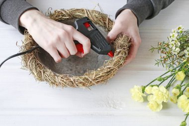 Nasıl karanfil, balmumu çiçek ile Paskalya tablo merkezinde yapmak