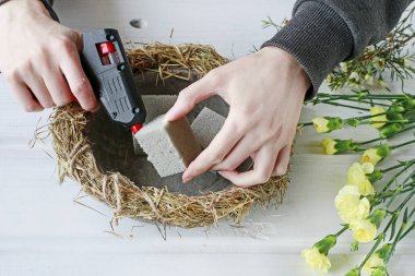 Nasıl karanfil, balmumu çiçek ile Paskalya tablo merkezinde yapmak