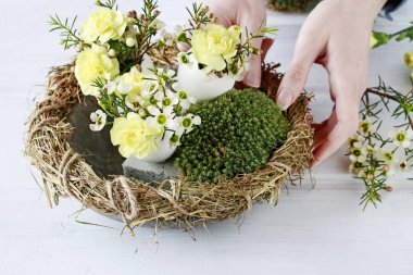Nasıl karanfil, balmumu çiçek ile Paskalya tablo merkezinde yapmak